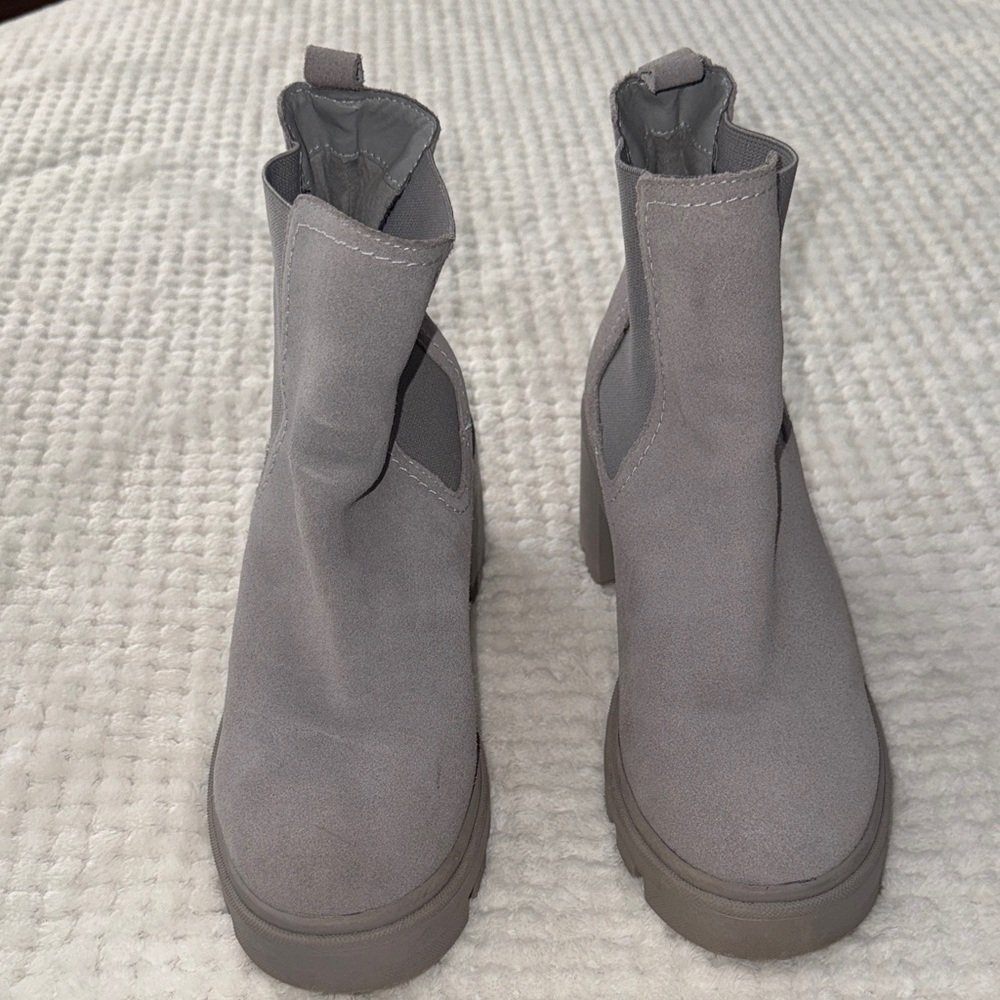 ✨ EUC Splendid Gray Suede Chelsea Ankle Boots – Women’s Size 7 ✨ - Picture 2 of 10